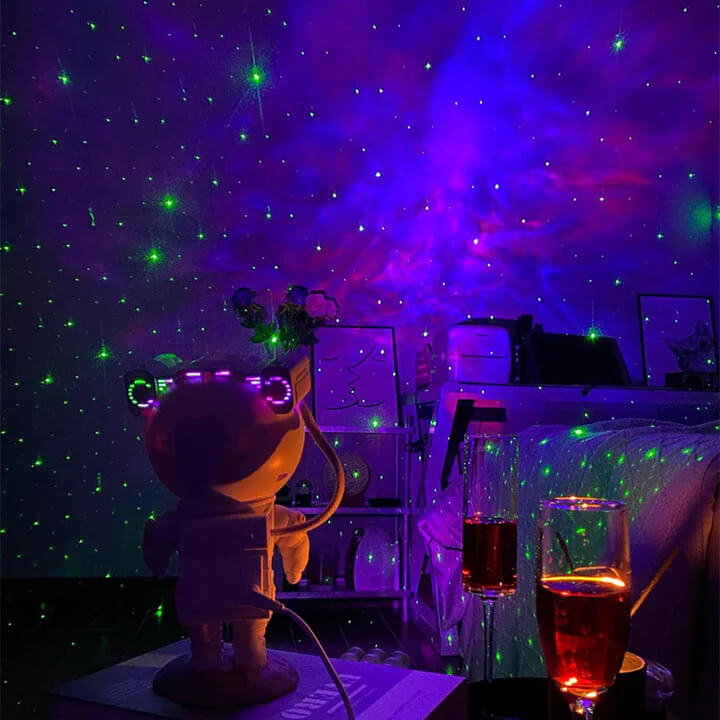 l'astronaute à projection lumineuse qui éclaire la chambre