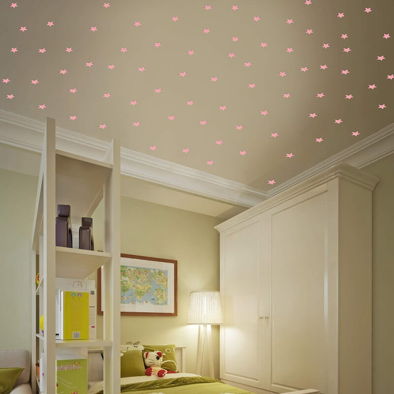 plafond remplit d'étoiles brillantes collées