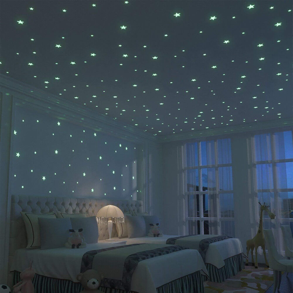 plafond remplit d'étoiles phosphorescentes qui brillent de nuit