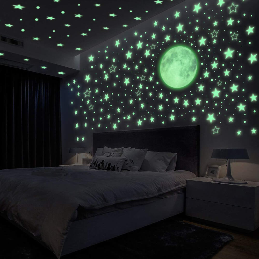 lune phosphorescente murale avec pleins d'étoiles