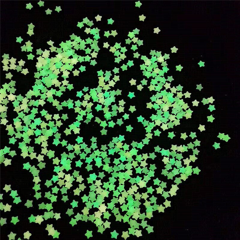petites étoiles phosphorescentes lumineuse dans le noir