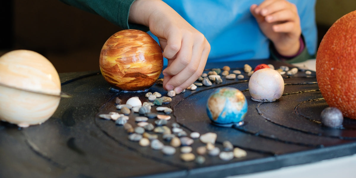 Comment construire une maquette du systeme solaire ? & Ambiance galaxie