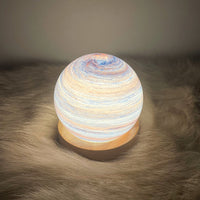 Thumbnail for boule galaxie lumineuse posé sur son socle en bois