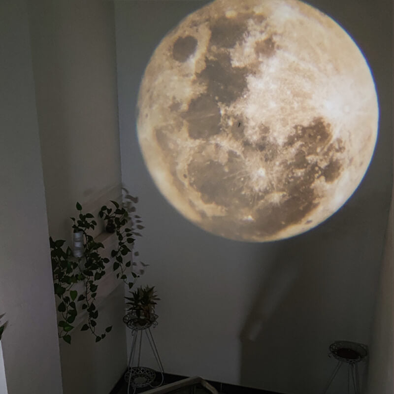 grande lune projetée sur le mur 