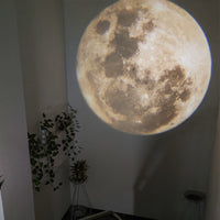 Thumbnail for grande lune projetée sur le mur 